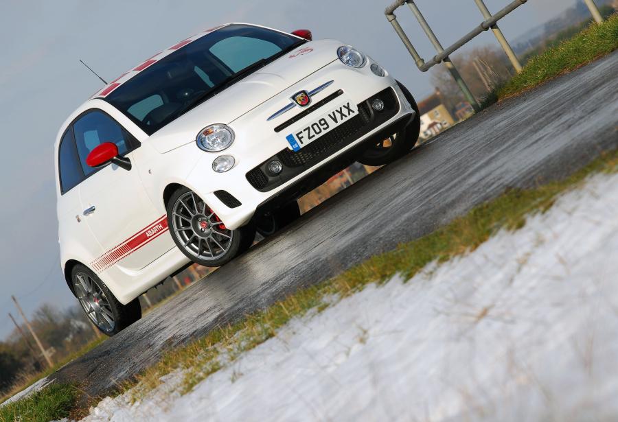  Abarth 500 esseesse 2009 года  (UK) (фото 5 из 29)